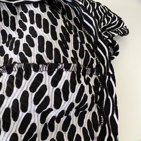 Black, white wavy pattern short sleeve women's crew neck top size S approx - Picture 11 of 12